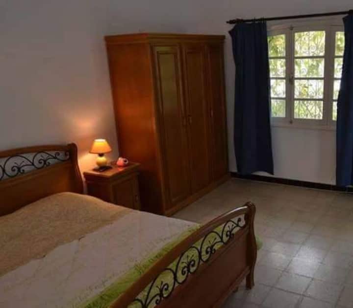 غرفة النوم الأولى