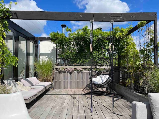 Large penthouse with roof terrace near Vondelpark.