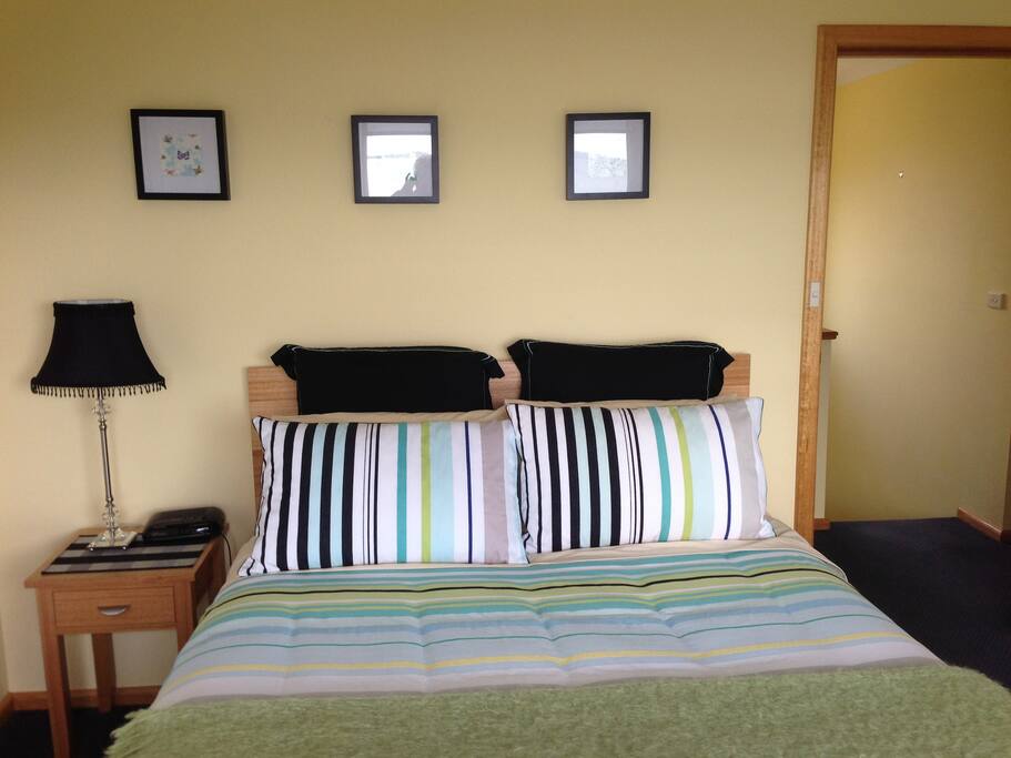 Queen size main bedroom overlooking the ocean