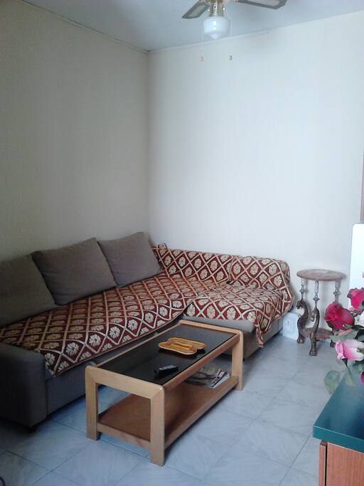 Actual sofá y mesa.