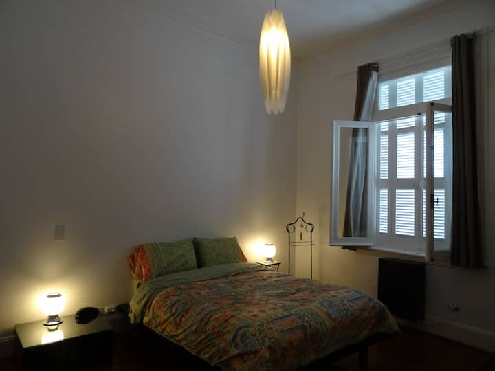 chumba cha kulala chenye televisheni ya paneli bapa ya HD na Apple TV