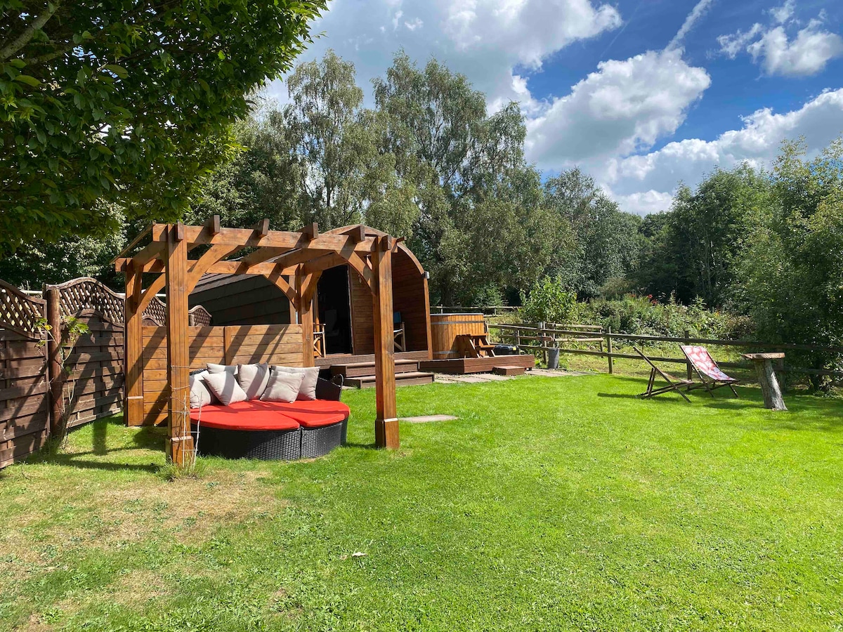 Relax at romantic Hillside Pod with views, hot tub Tiny houses for