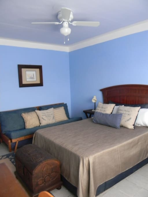 Recamara con cama matrimonial ubicada en la planta alta