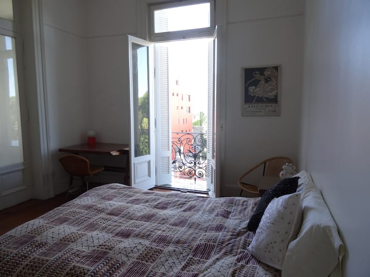 chumba cha kulala cha pili, mwonekano wa kaskazini, kinatazama barabara