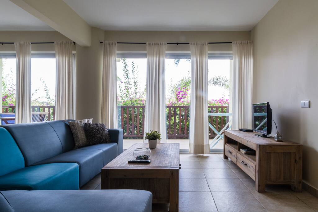 Living room, with cable tv.