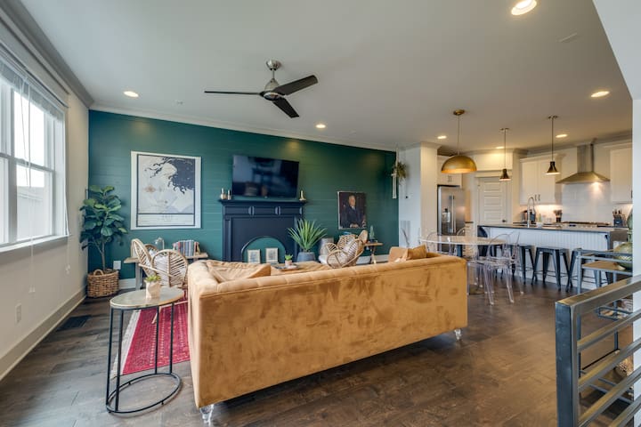 Skyline Stunner | Mins to DT, Hot Tub, Fire Pit!