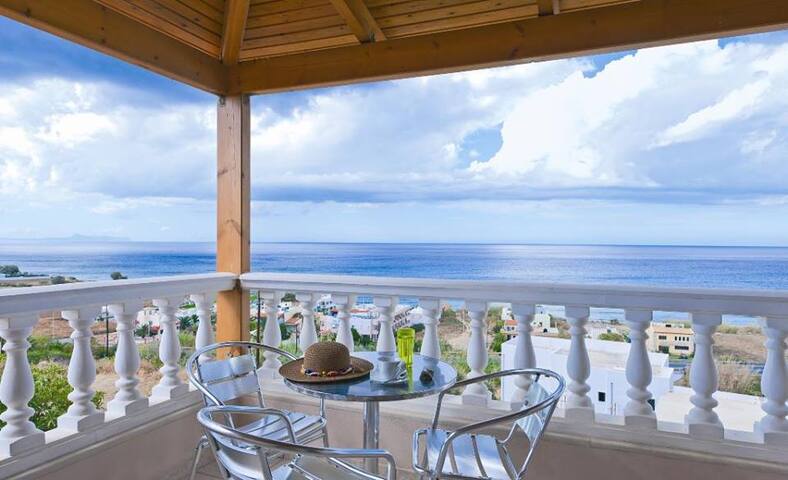 Tranquil Villa overlooking the Cretan sea