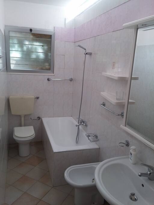 bagno completo con vasca