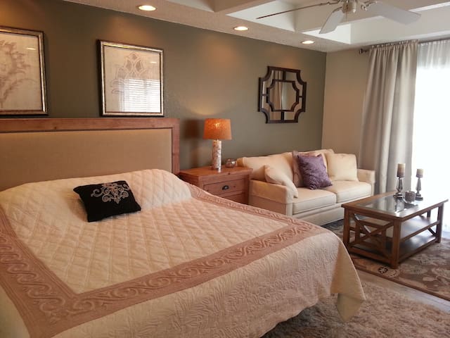 Ocean Block Studio-Midtown OC-Just steps to beach!