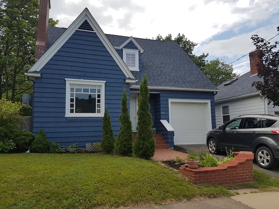 The Blue House: an executive home, with parking space and great location (close to the hospitals, parks and walking distance from downtown).