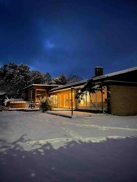 Beach Villa-outdoor winter spa, 85' TV & billiard