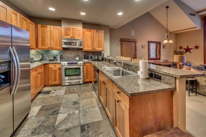 4-star 1 BDRM, sleeps 4,  walk to skiing