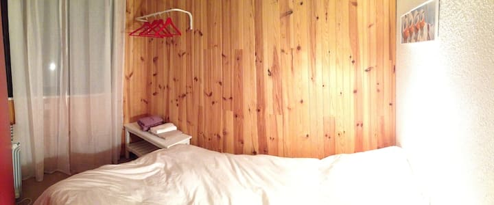 Dormitorio pequeño pero acogedor con una cama doble (140x190) y un estante de tela, ¡gran vista matutina!