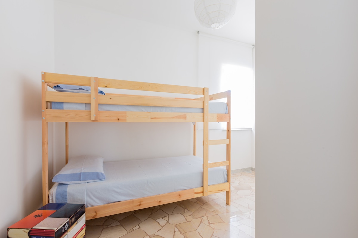 ห้องนอนพร้อมเตียงสองชั้น