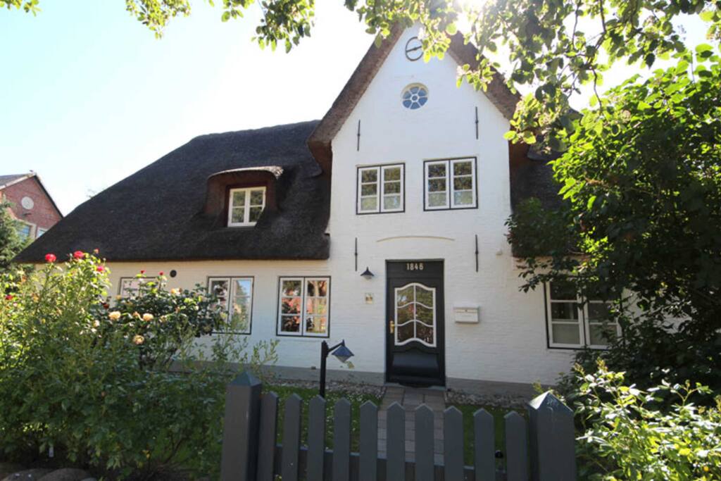 Die Wohnung 1 - Große Ferien - im Alten Schulmeisterhaus umfasst die gesamte linke Haushälfte.