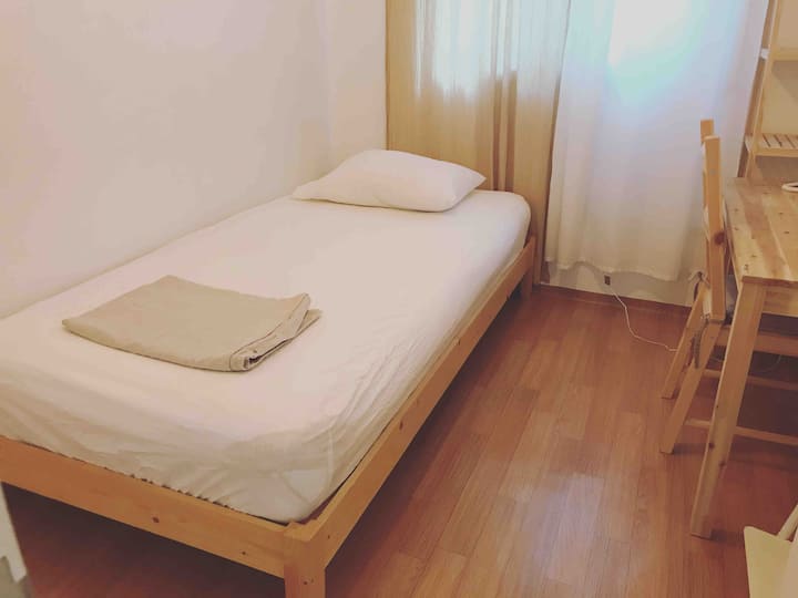 Единична спалня C
Размерът е 2,2 м х 2,8 м

Стаята с маса, стол, стойка, климатик, стойка за дрехи, рафт, сешоар, кърпи, овлажнител и органични 100% памучни тъкани. Всяка стая е свързана с бърз гига - Wi - Fi.