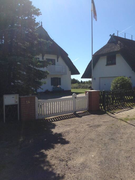 Einfahrt mit Parkplatz auf dem Grundstück