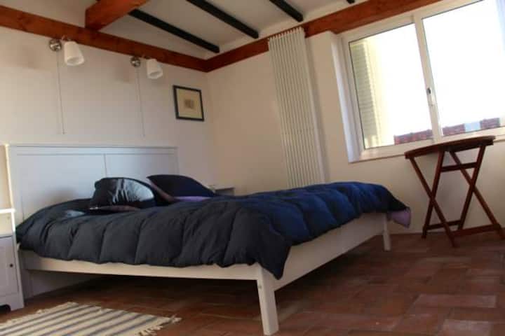 Habitación grande con cama matrimonial