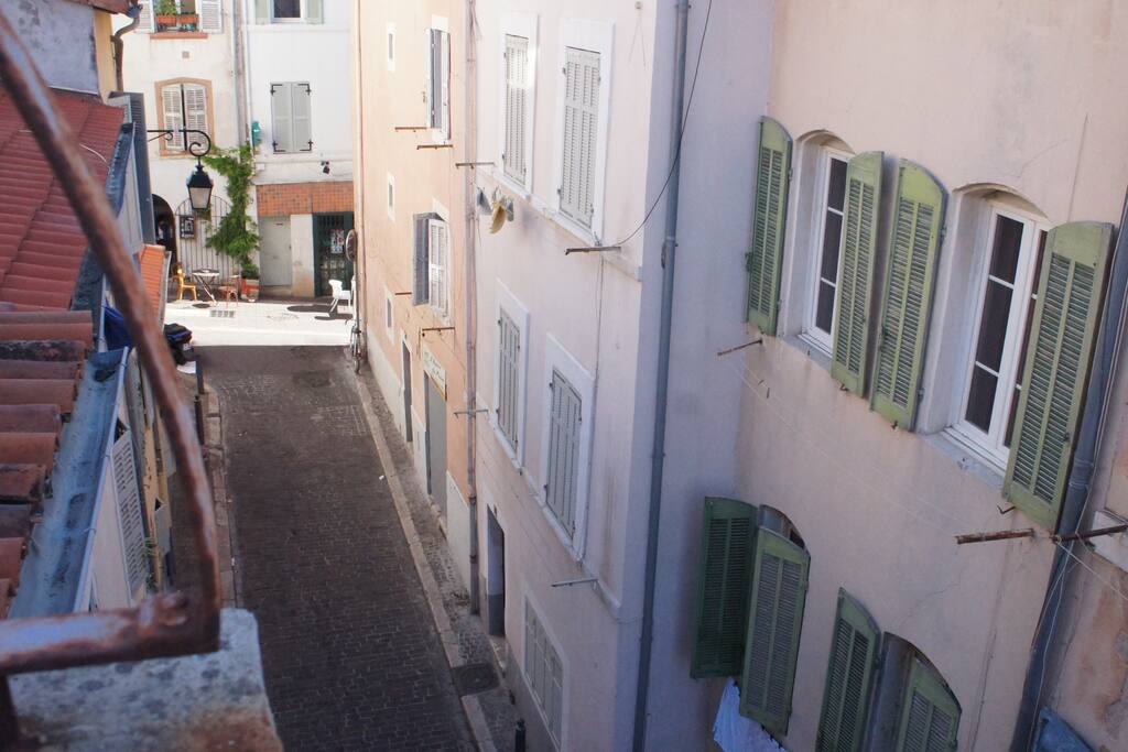 La rue, vue du balcon