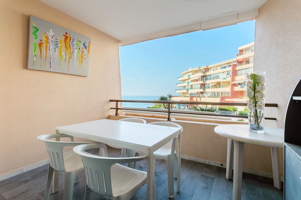 Vue depuis la terasse sur la piscine et la mer