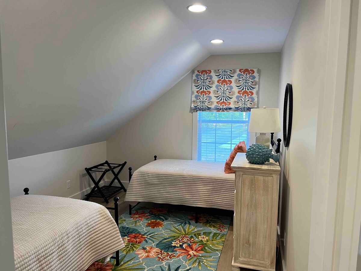 Spálňa na poschodí s 2 samostatnými posteľami (fotka 1 z 2)