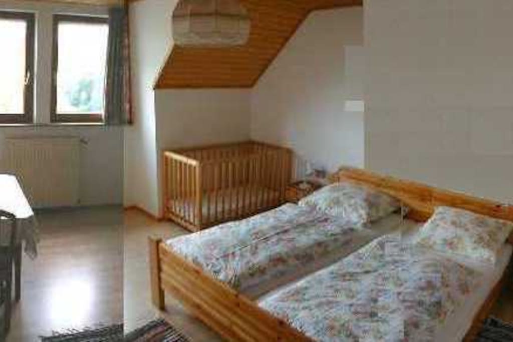 Schlafzimmer mit Kinderbett