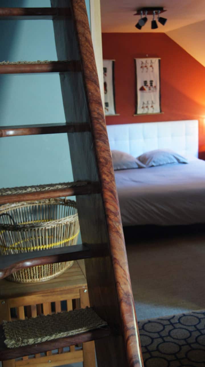 позади е независната спална соба и скалите, како што е пристапот до мезанинот за деца