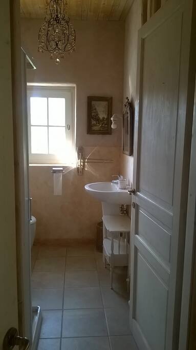 bagno con doccia, impermeabilizzato in cera d'api