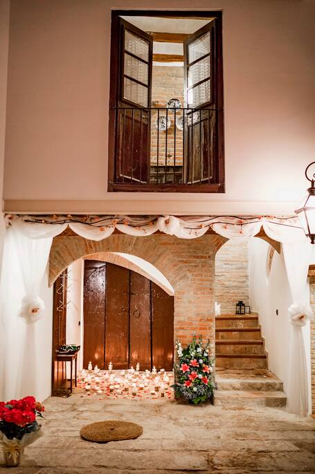 La entrada de la casa, con sus escaleras y adoquines originales