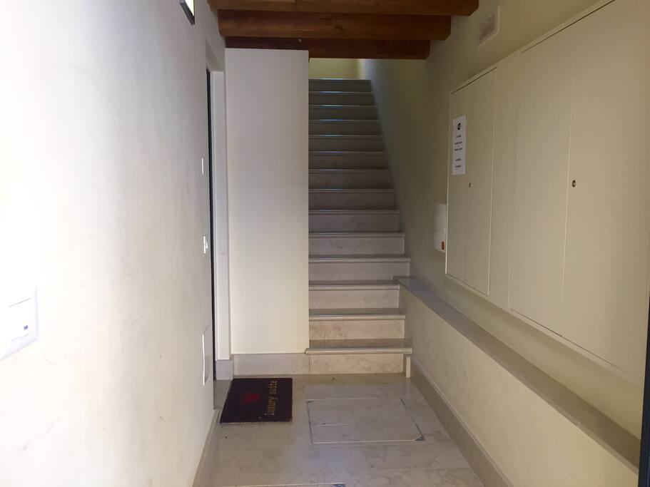 Scale per entrare in appartamento