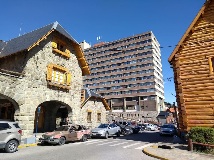 El edicio se encuentra detras del Centro Civico