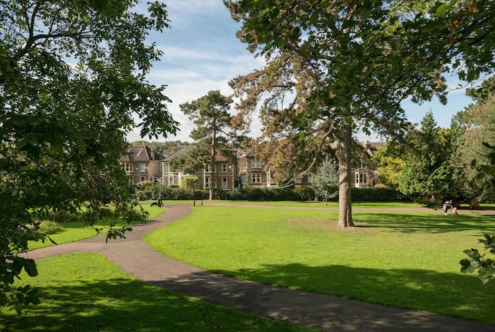 Beautiful victorian family house – free parking