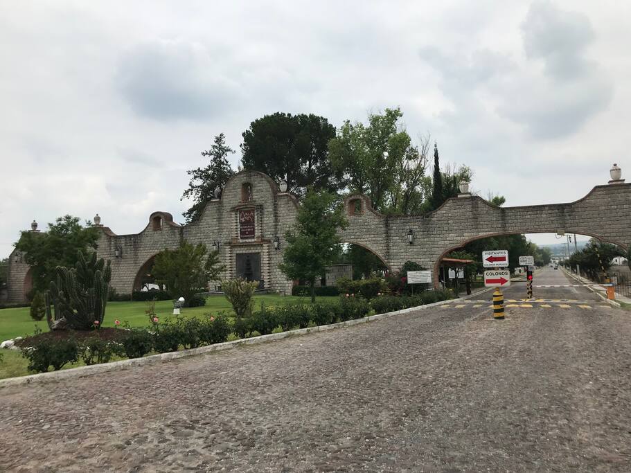 Entrada al fraccionamiento Haciendas de Tequisquiapan