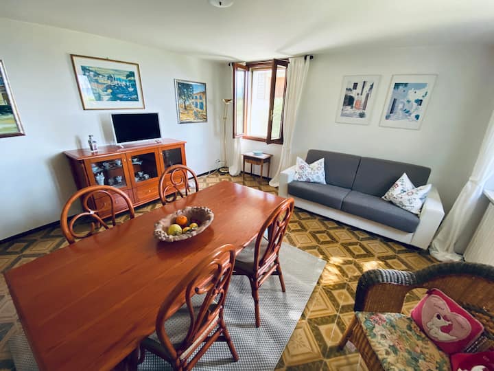 Sala de estar en la planta baja con sofá cama.