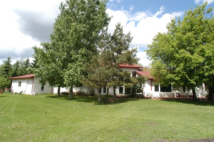 Country Estate by Edmonton Airport