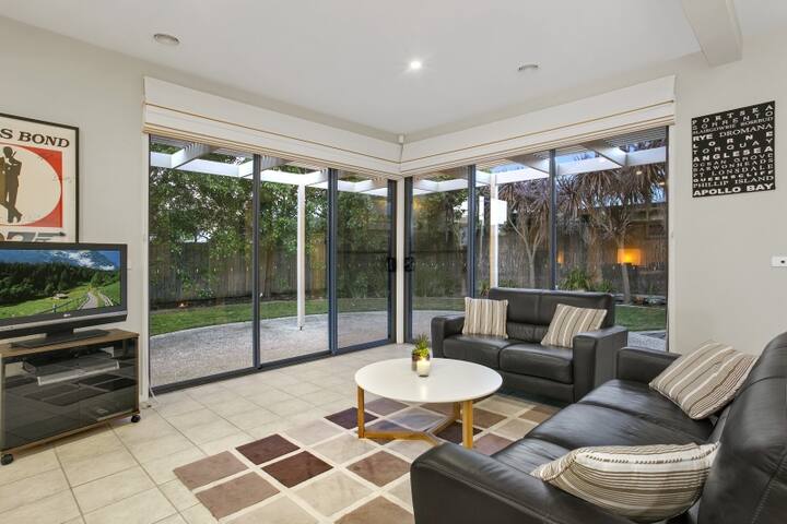 Family Holiday Home at Quiet Point Lonsdale Beach gallery image 4