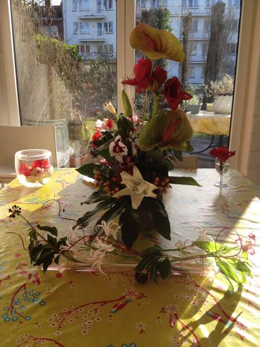 Le coin du petit-déjeuner face au jardin fleuri.