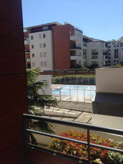 Vue depuis la terrasse sur la piscine
