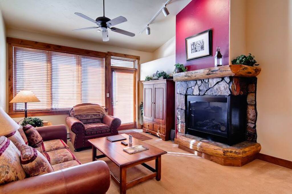 Couch,Furniture,Indoors,Room,Dining Table