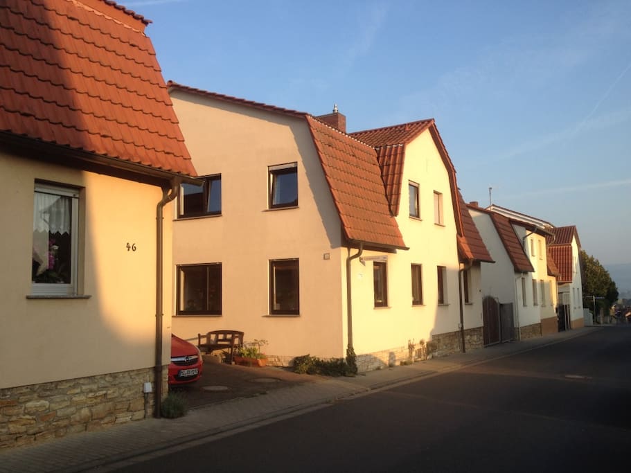 Straßenansicht Herrbornstrasse 44-46 mit Parkmöglichkeiten vor dem Haus