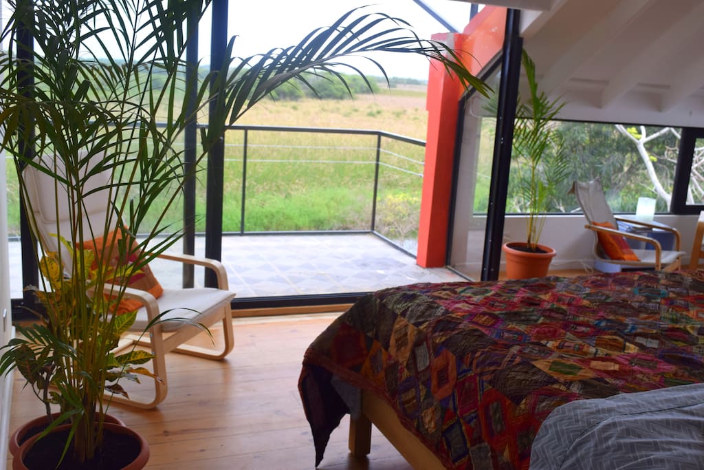 Best laguna views from 3rd floor queen bedroom