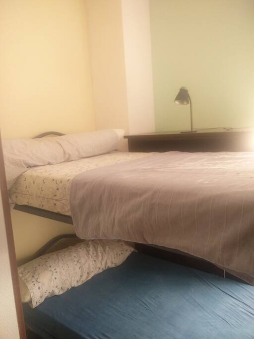 La habitación tiene una litera, mesillas y armarios. Una ventana amplia. Las fotos nos son muy buenas pero no es muy pequena , estarán bien dos personas y la tendremos cuidadita!!
