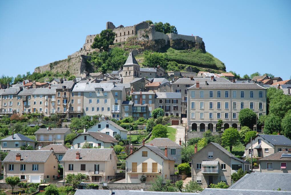 vue générale de Séverac le château
Le logement est sous l'Eglise.