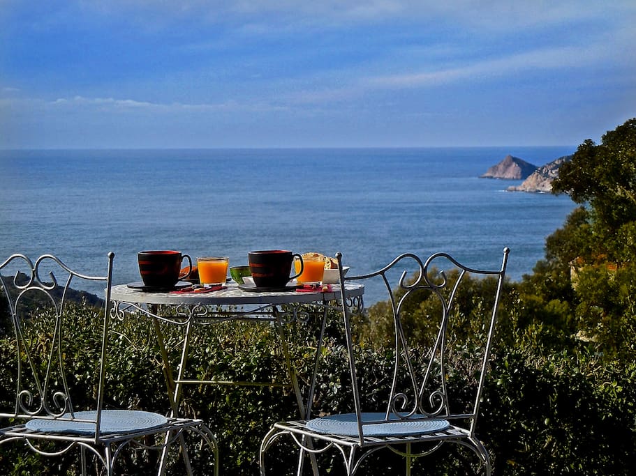 Petit déjeuner sur la terrasse.