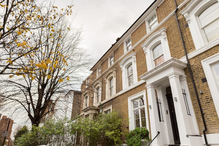 Stylish Chelsea 3br Home | Pool & Free Parking - London