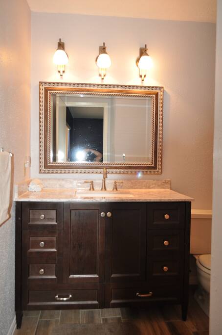 Master -ensuite bathroom