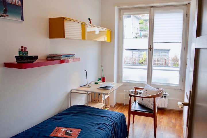 配备1张单人床和工作台的卧室