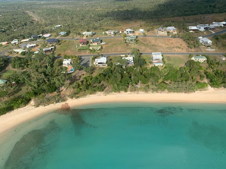 Bay View es la casa roja techada justo enfrente del aparcamiento. Hay escaleras que conducen desde la casa hasta la carretera y al otro lado del aparcamiento y el acceso a la playa. A 2 minutos a pie de la hermosa bahía de Hydeaway. 