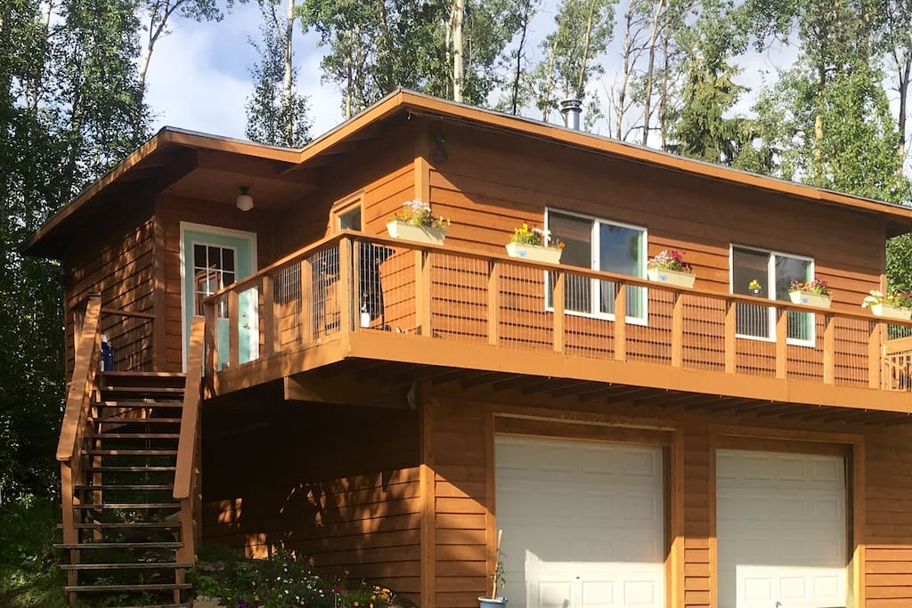 Beautiful guest house with a wrap around deck and gas grill! Perfect for staring at the mountains, and the Northern Lights!