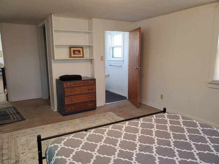 Camera da letto matrimoniale con vista sul bagno di servizio